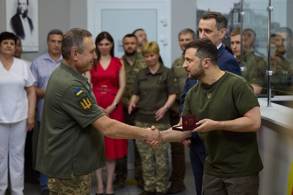 Президент Украины посетил больницу в Одессе и вручил награды медикам фото 6
