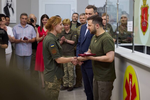 Президент Украины посетил больницу в Одессе и вручил награды медикам фото 8