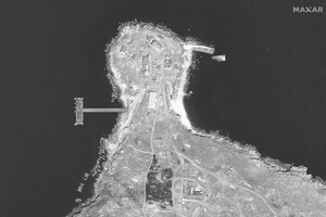 Последствия нового удара ВСУ по позициям РФ на Змеином сняли со спутника фото 3