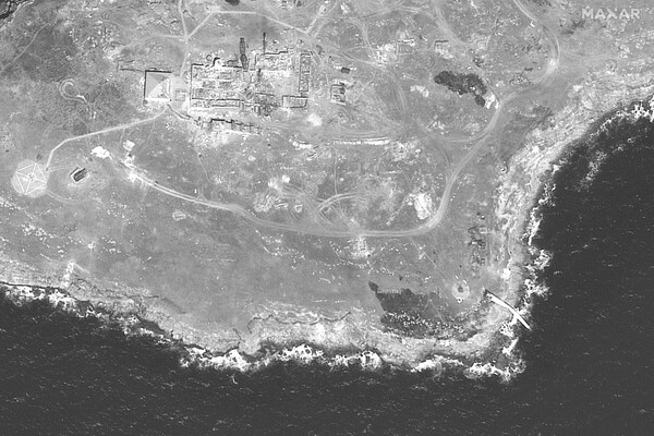 Последствия нового удара ВСУ по позициям РФ на Змеином сняли со спутника фото 4