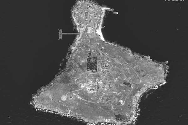 Последствия нового удара ВСУ по позициям РФ на Змеином сняли со спутника фото 5