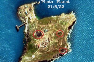 Последствия нового удара ВСУ по позициям РФ на Змеином сняли со спутника фото 6