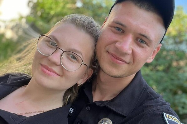 Одесский патрульный романтично сделал предложение девушке-следователю (видео) фото