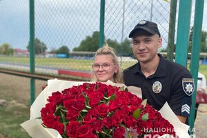 Одесский патрульный романтично сделал предложение девушке-следователю (видео) фото 1