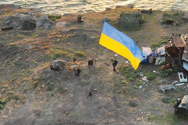 На острові Зміїний встановили прапор України: з'явилися фото та відео (оновлено) фото