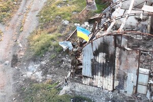 На острові Зміїний встановили прапор України: з'явилися фото та відео (оновлено) фото 3