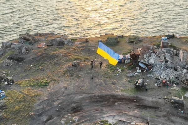 На острові Зміїний встановили прапор України: з'явилися фото та відео (оновлено) фото 4