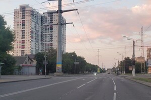 Одесские коммунальщики наносят разметку и устанавливают столбики фото 1