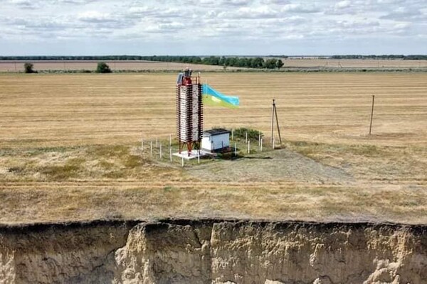 На маяке в Одесской области установили огромный флаг Украины фото
