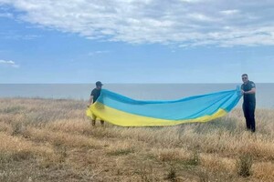 На маяке в Одесской области установили огромный флаг Украины фото 1