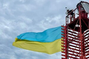 На маяку в Одеській області встановили величезний прапор України фото 2