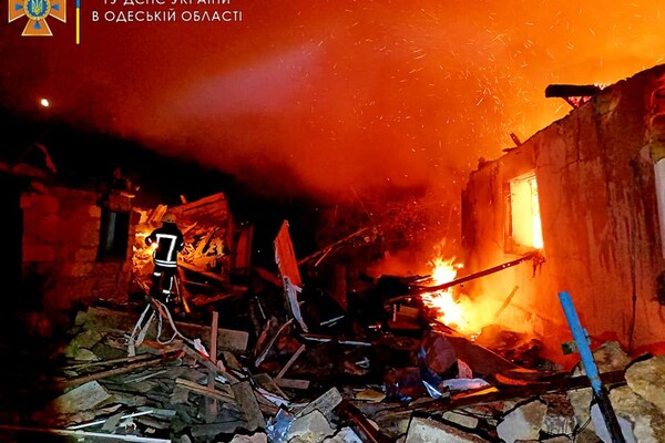Одесские спасатели показали, как ликвидировали последствия ночного обстрела  фото