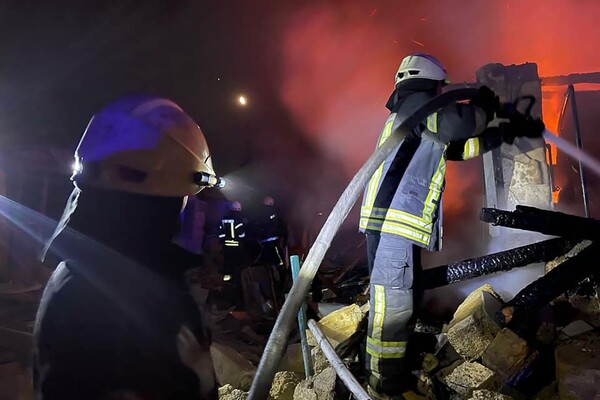 Одесские спасатели показали, как ликвидировали последствия ночного обстрела  фото 2