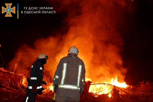 Одесские спасатели показали, как ликвидировали последствия ночного обстрела  фото 5