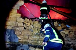 Одесские спасатели показали, как ликвидировали последствия ночного обстрела  фото 9