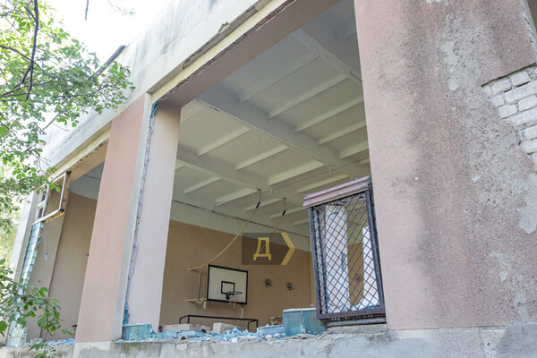 Последствия ракетного удара по Одесской области: повреждены школа, Дом культуры и дом многодетной семьи фото 14