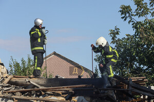 Последствия ракетного удара по Одесской области: повреждены школа, Дом культуры и дом многодетной семьи фото 16