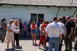 Осмотрел порты и пообщался с переселенцами: Премьер-министр Украины Денис Шмыгаль побывал в Одесской области фото 5