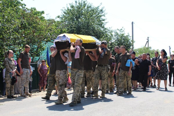В Одесской области простились с погибшим 23-летним военным пилотом фото 13