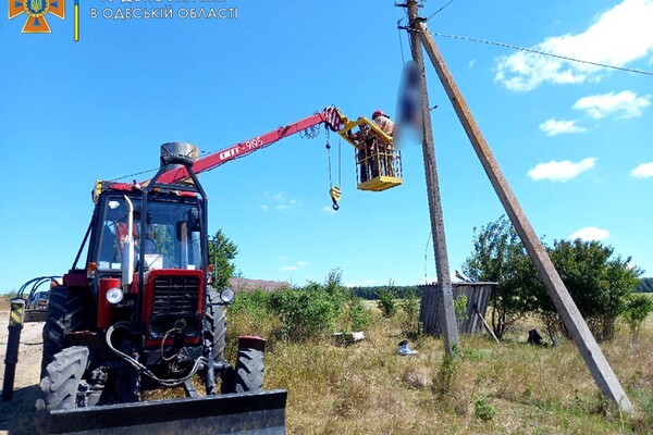 В Одесской области во время работы на электроопоре погиб мужчина фото