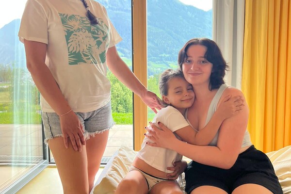 Шестирічну Сашу, яка постраждала під час обстрілу Затоки, разом із мамою відправили до Австрії фото 2