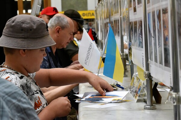 В Одесі презентували нову поштову марку ''Доброго вечора, ми з України'' фото 15