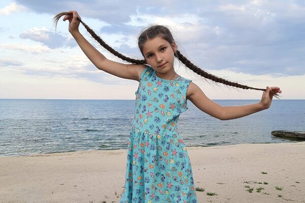 Десятирічна мешканка Одеської області відрізала свої коси аби допомогти ЗСУ фото