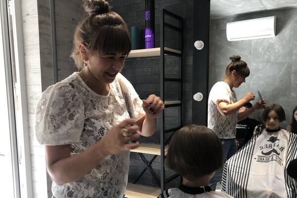 Десятирічна мешканка Одеської області відрізала свої коси аби допомогти ЗСУ фото 1