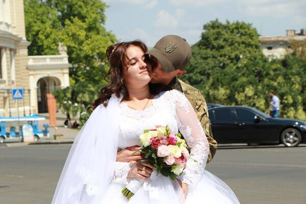 Романтика во время войны: как защитник женился в Одессе фото