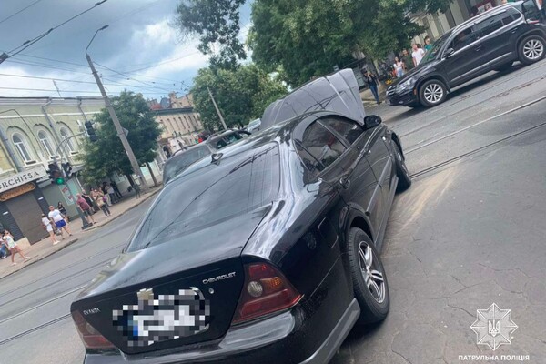 У центрі Одеси через потрійну ДТП перекинулася машина фото