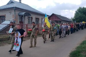 На передньому фото загиблий захисник з Одеської області