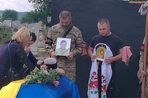 На передньому фото 3 загинув захисник з Одеської області