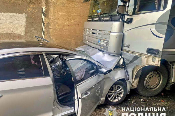 На Одещині прямо в тунелі зіткнулися вантажівка та легковик: постраждали троє фото 1