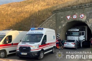На Одещині прямо в тунелі зіткнулися вантажівка та легковик: постраждали троє фото 2
