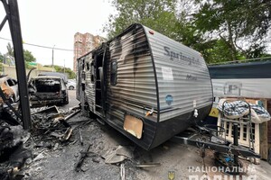В Одесі чоловік підпалив автомобілі волонтерів із речами для переселенців фото