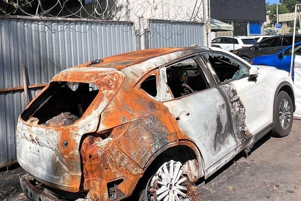 В Одесі чоловік підпалив автомобілі волонтерів із речами для переселенців фото 2