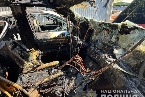 В Одесі чоловік підпалив автомобілі волонтерів із речами для переселенців фото 3