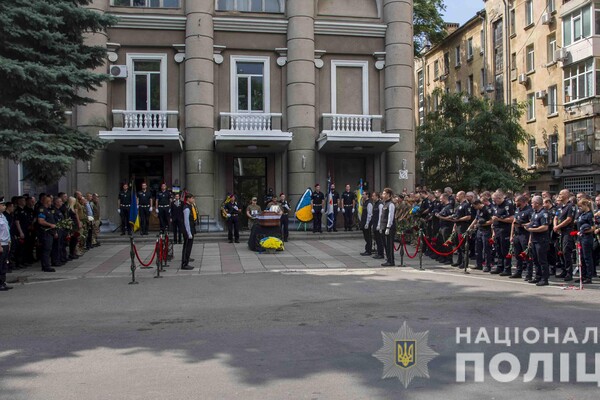 В Одесі попрощалися з поліцейським, який загинув на фронті фото 10