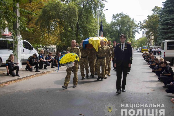 В Одесі попрощалися з поліцейським, який загинув на фронті фото 12