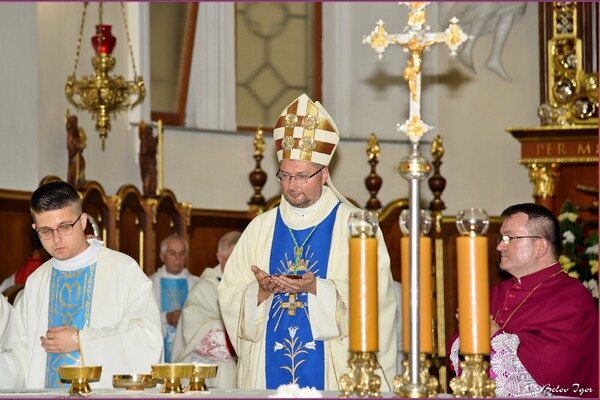 В Одессе икону Богородицы украсили короной, которую освятил Папа Римский фото