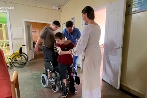 Двоє братів із Сергіївки, які постраждали від ракет і залишилися сиротами, лікуються в Австрії фото