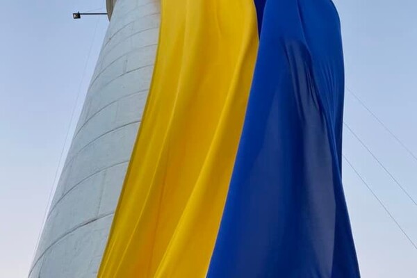 На Воронцовском маяке в Одессе развернули огромный флаг Украины фото