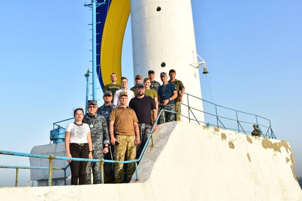 На Воронцовском маяке в Одессе развернули огромный флаг Украины фото 1