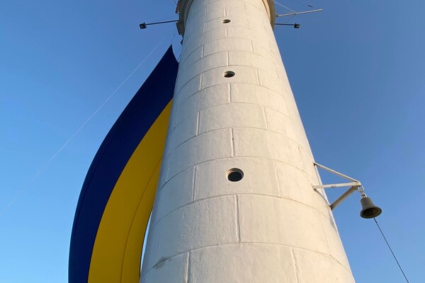 На Воронцовському маяку в Одесі розгорнули величезний прапор України фото 2