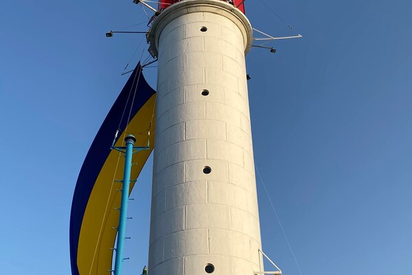 На Воронцовському маяку в Одесі розгорнули величезний прапор України фото 3