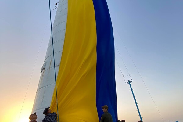 На Воронцовском маяке в Одессе развернули огромный флаг Украины фото 5