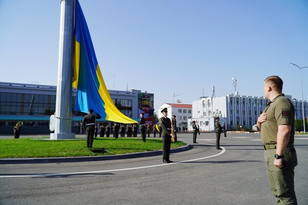 Підняли найбільший прапор: як Одеса відзначає День державного прапора України фото 1