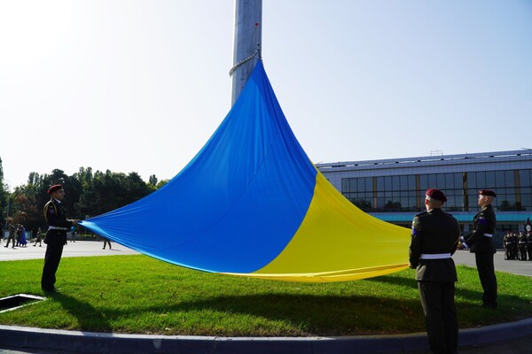 Підняли найбільший прапор: як Одеса відзначає День державного прапора України фото 3