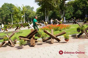 В Одессе презентовали инсталляцию, посвященную погибшим на войне детям фото