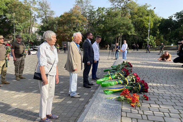 Зняли кліп та поклали квіти: як в Одесі відзначають День Незалежності фото 8